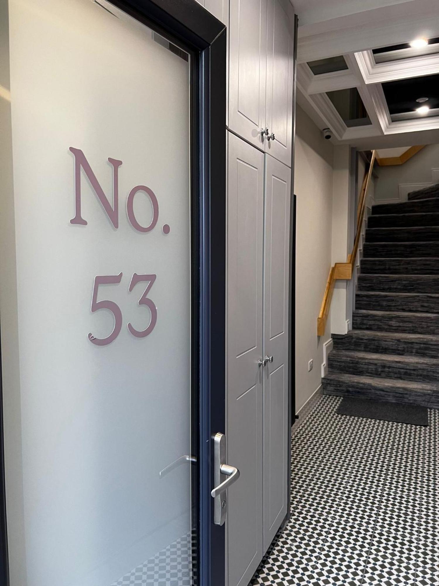 53 Luxury Accommodation 梅努斯 外观 照片